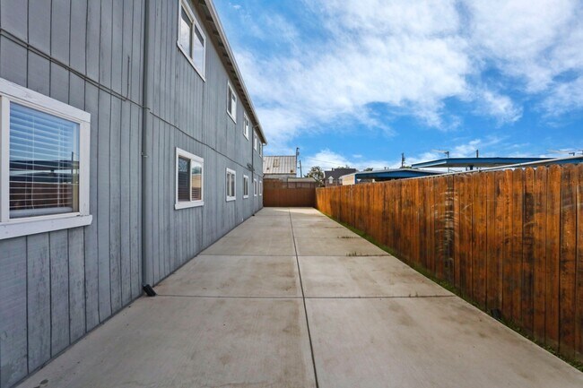 Building Photo - 111 N Walnut Ave