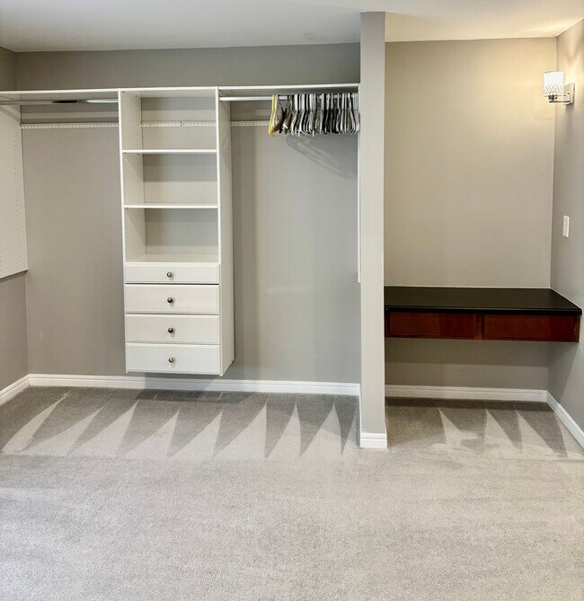 Building Photo - 2 Bed / 2 Bath updated Mercer Island condo $2,995/mo