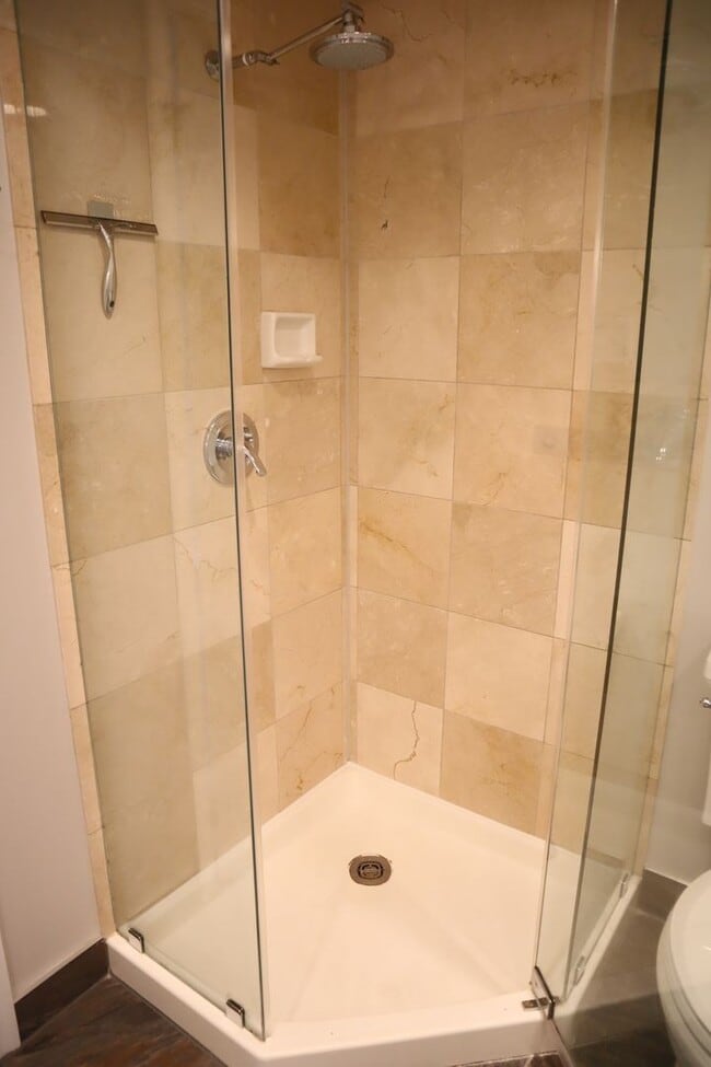 Building Photo - Gorgeous Large 4 level TH in the best Nort...