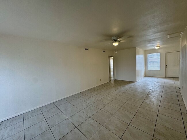 Building Photo - 1104 W Siesta Dr