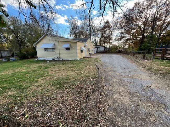Building Photo - Renovated 3 bedroom 1 Bath with Detached G...