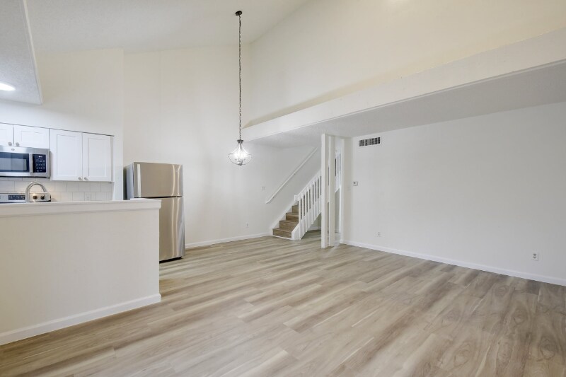 Building Photo - 6803 Woodhue Dr