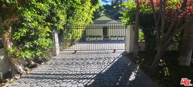 Building Photo - 1258-1258 Coldwater Canyon Dr