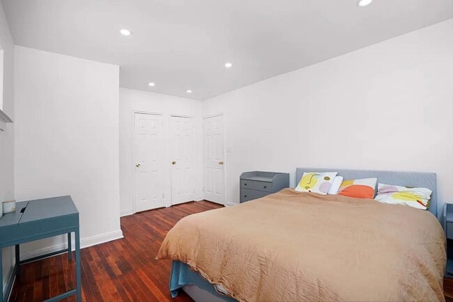 Building Photo - 3038 Kingsbridge Terrace