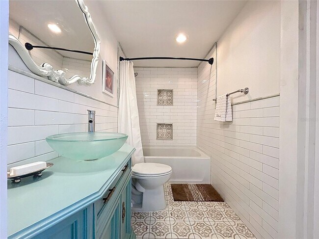 Building Photo - Timeless Bungalow located in the heart of Plant City Historic District