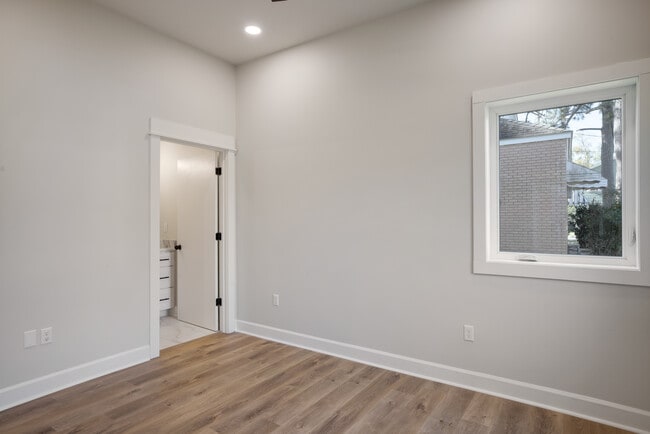 Building Photo - 306 W Taft St