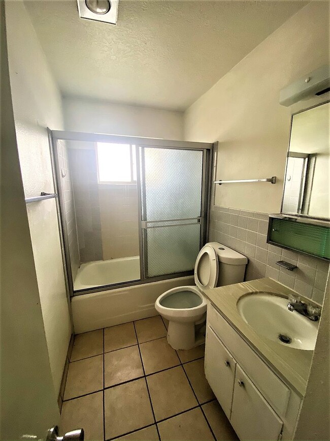 Building Photo - Large 4 Bedroom home with Garage and Enclo...