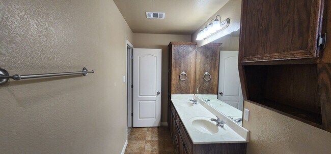 Building Photo - 2 bedroom 2 bath close to Clear Creek 8/12 move in date