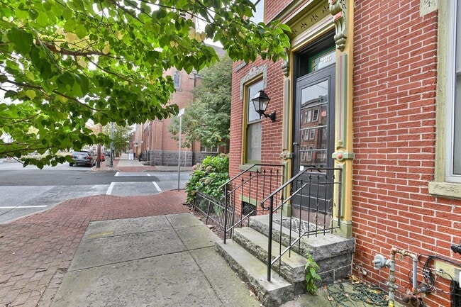 Building Photo - Charming 3 Bedroom on Verbeke St w Off Str...