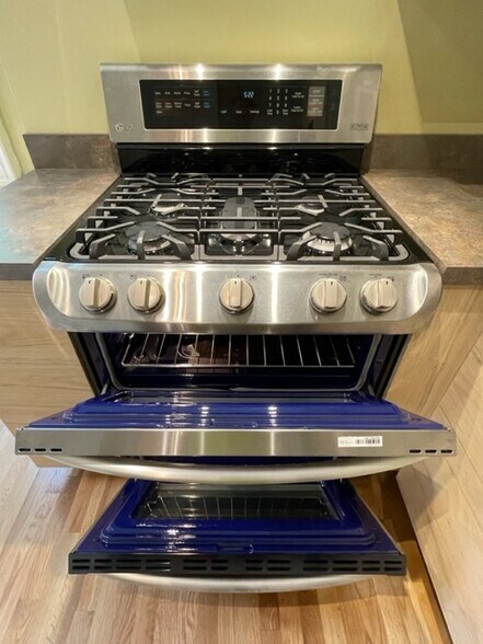 Chef range w/double oven - 2618 Moorman Ave