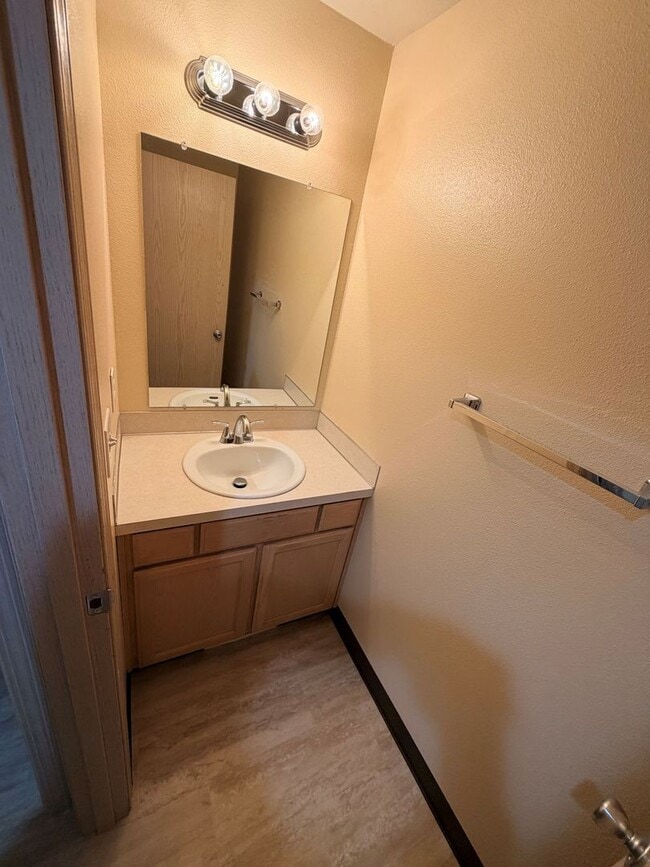 Building Photo - Three Bedroom Duplex in Keizer, Landscaping Included!