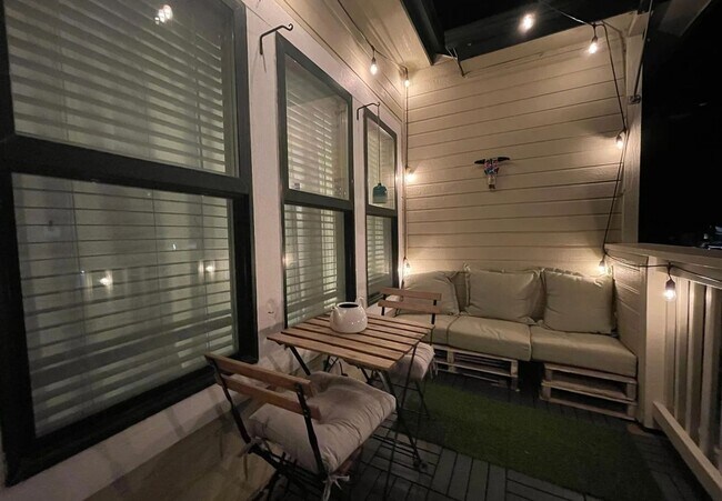Building Photo - Spacious 3-Bed, 2-Bath Townhome with Garag...