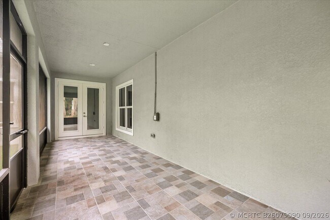 Building Photo - 419 SW Namoit Pl