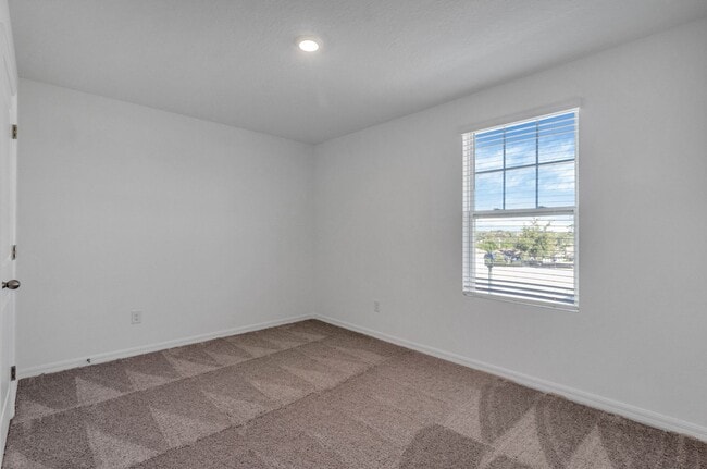 Building Photo - Like-New Ashton Woods Spacious 5BR 4BA, Prime Location Near I-4!