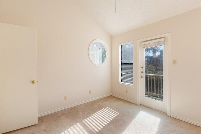 Building Photo - 706 W Lynn St