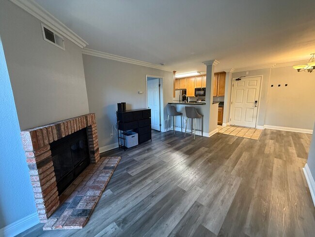 Building Photo - Spacious and Modern 2BR Condo in UTC, San Diego