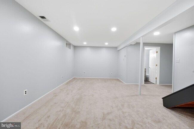 Building Photo - 142 Fairfield Dr