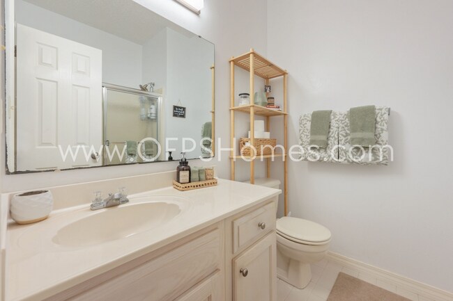 Building Photo - 3/2 in Destin!! AVAILABLE JULY 1