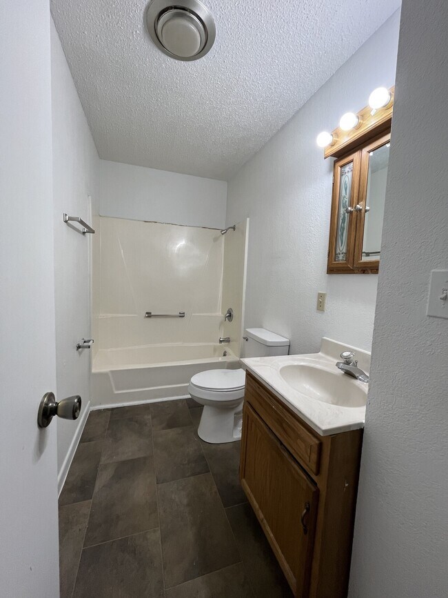 Building Photo - 619 Walnut Ave.