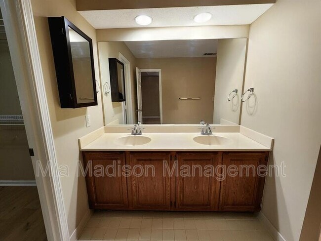 Building Photo - 21 Cobblestone Ct