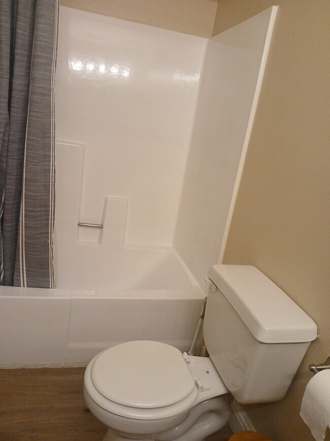 Building Photo - 775 Kingston Dr