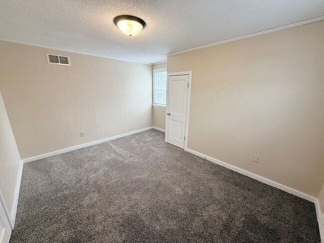 Building Photo - 5BR Home with Fenced Backyard, Firepit & Bonus Space