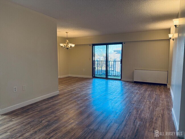 Building Photo - 10 N Wood Ave