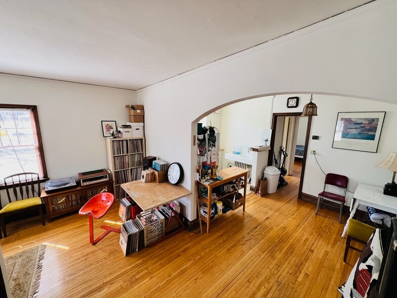 Large, light filled living space - 3956 42nd Ave S