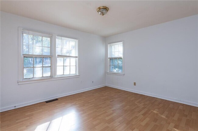 Building Photo - 1801 Oakmont Dr NW