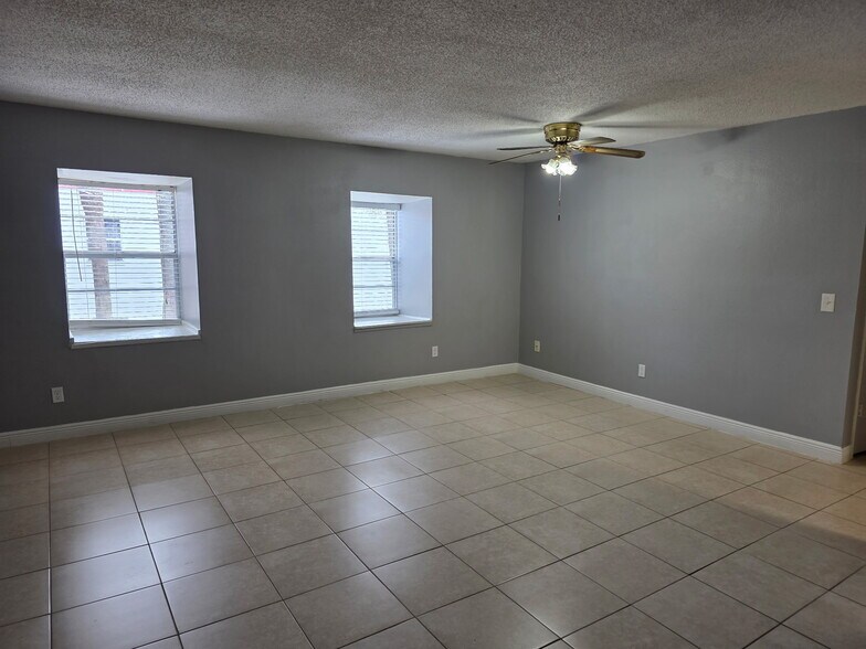 Building Photo - 9004 Tudor Dr