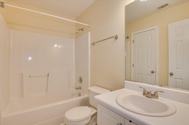 Building Photo - 2 Bedroom 2 Bathroom Townhouse