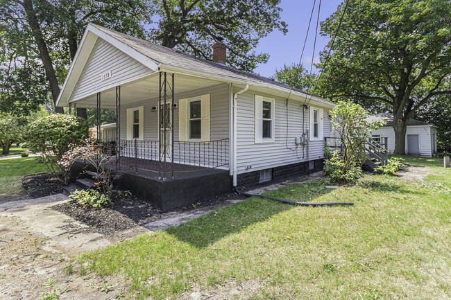 Primary Photo - 1119 N Twyckenham Dr