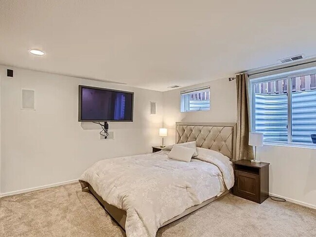 Building Photo - Fully Furnished Beautiful, 3 bedroom/2.5 F...