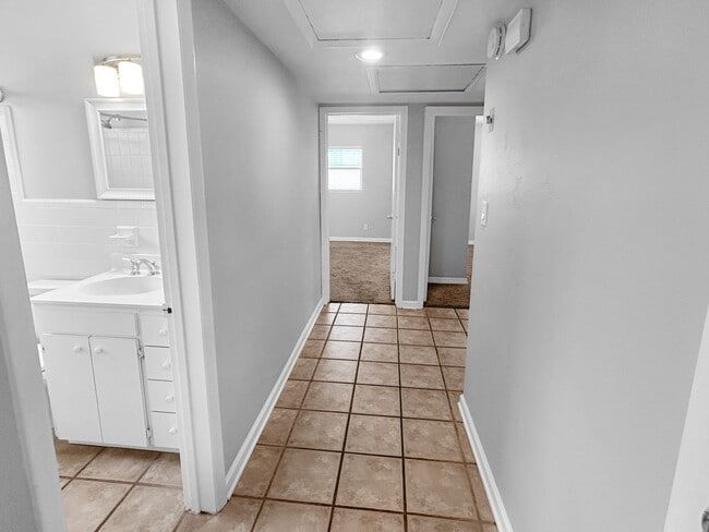 Building Photo - 3 Bed 2 Bath Home for Rent in Ideal Northeast St. Pete Neighborhood