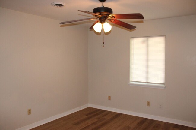 Building Photo - Charming Duplex in Havelock