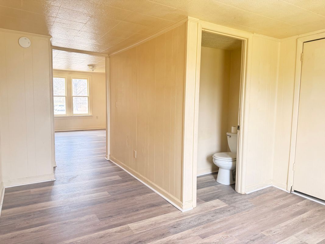 Building Photo - 502 Oak Dr