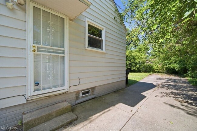 Building Photo - 4068 E 155th St