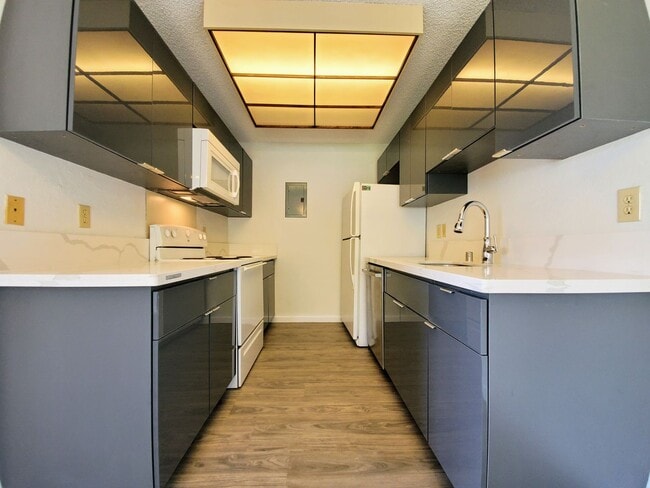 Building Photo - Rarely available! Upgraded ground floor 2b...