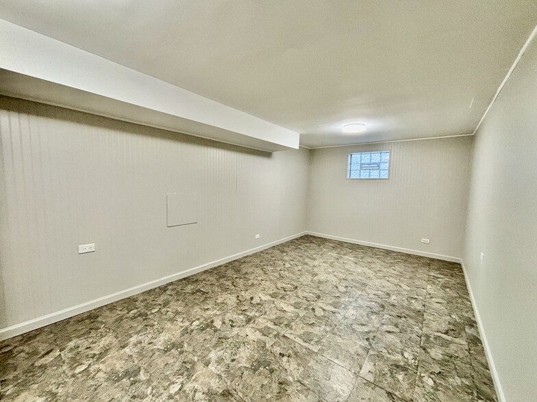 Bedroom 2 - 2642 W Farragut Ave