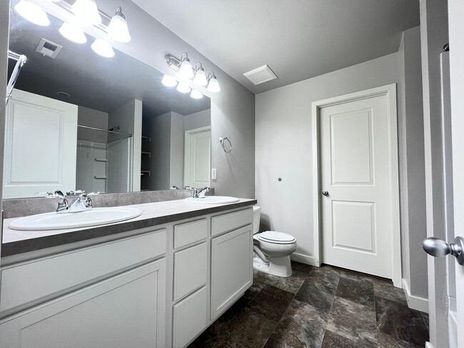 Building Photo - 3 Bedroom/3.5 Bathroom Townhome in South J...