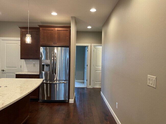 Building Photo - LUXURY 4 BD TOWNHOME! GATED PARKER VILLAGE...
