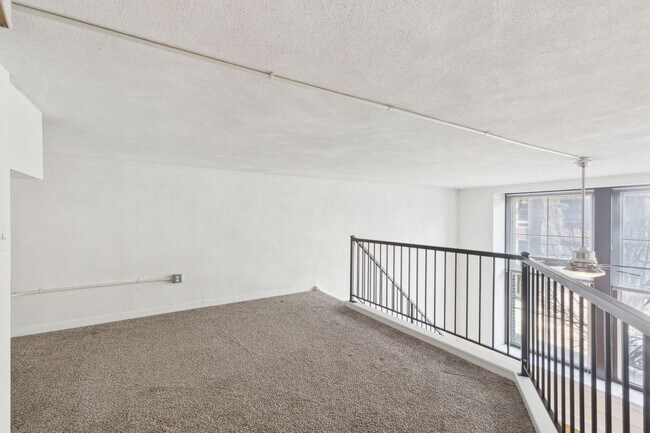 Building Photo - Newly Renovated Condo Center City