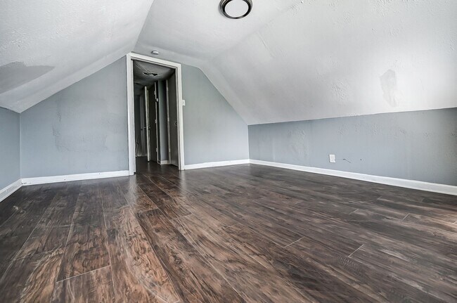 Building Photo - Charming 4 bedroom, 1 bathroom