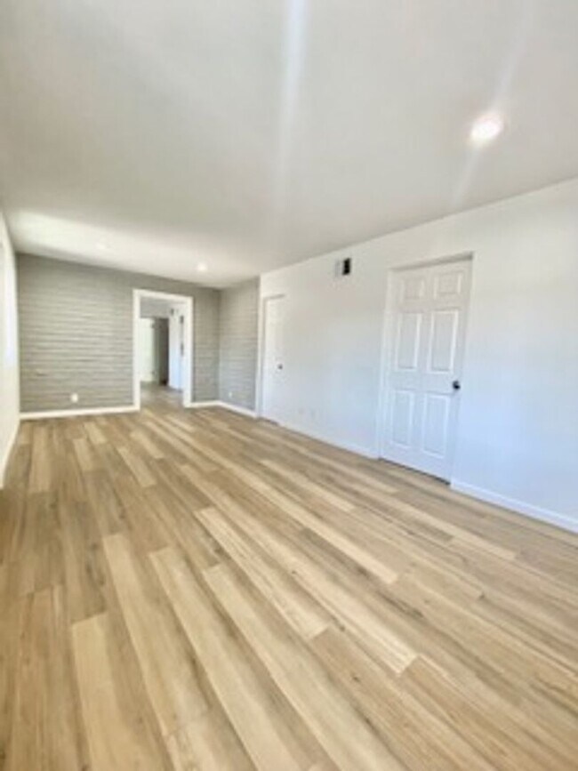 Building Photo - 4 bed 3, bath with connected guest house