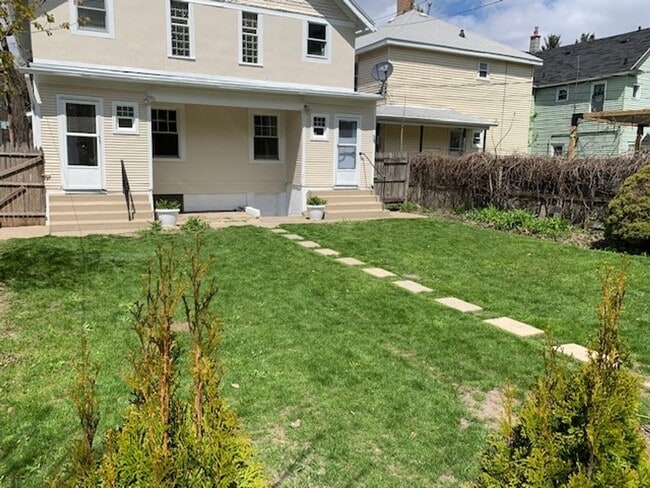 Building Photo - Spacious 2 bedroom Duplex with a bonus room!