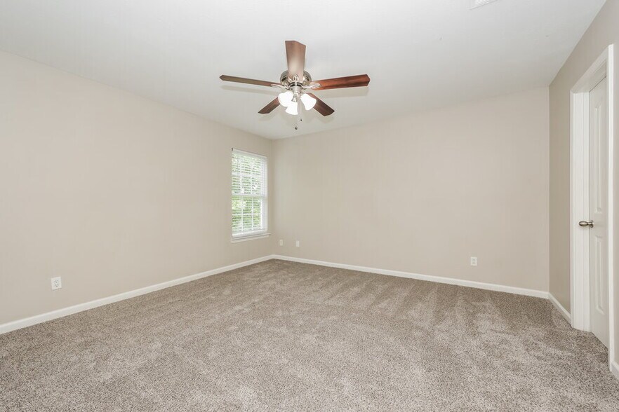 Building Photo - 702 Holland Ridge Dr