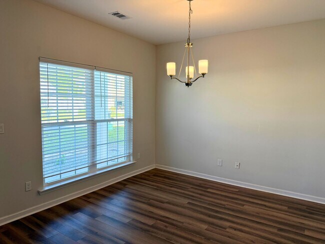 Building Photo - Spacious 5-bedroom, 3-bath home featuring two additional flex rooms!