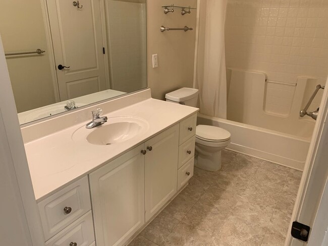 Building Photo - 3 Bedroom 2 Bathroom Condo