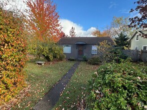 Building Photo - 2 Bedroom House in SE Eugene