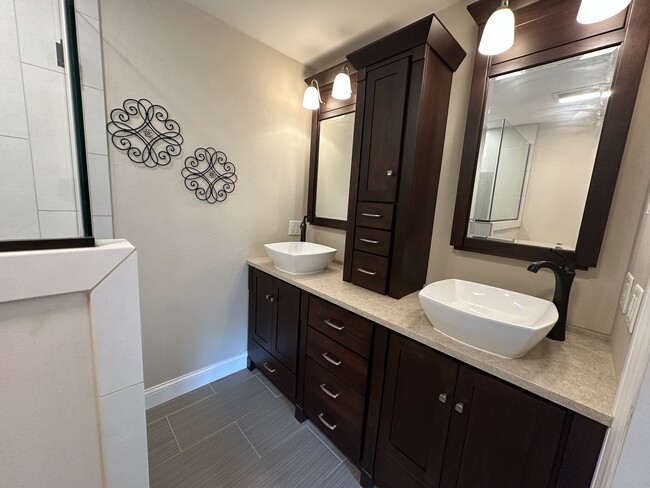 Building Photo - 1009 Stanford Dr